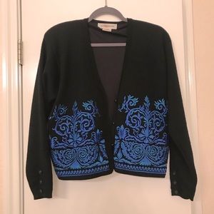 Embroidered vintage 100% wool cardigan S 💙